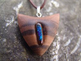 Schwarzer Opal Boulder mit Holzanhänger