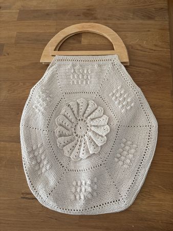 Gehäkelte Handtasche mit Holzgriff - Vintage Stil!