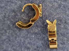 Goldene Klappcreolen im Playboy-Stil