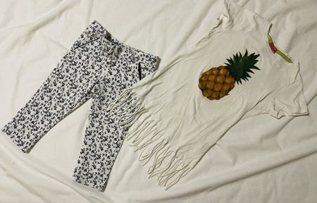 Ensemble estival : pantalon fleuri et t-shirt ananas!