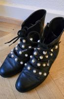Bottines noires en cuir lisse ornées de perles blanches T.36