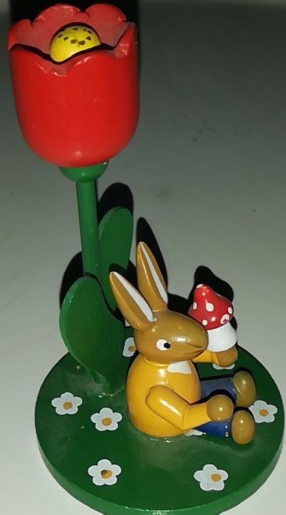 Ostern: Hase sitzt mit Pilz unter Tulpe | Kaufen auf Ricardo