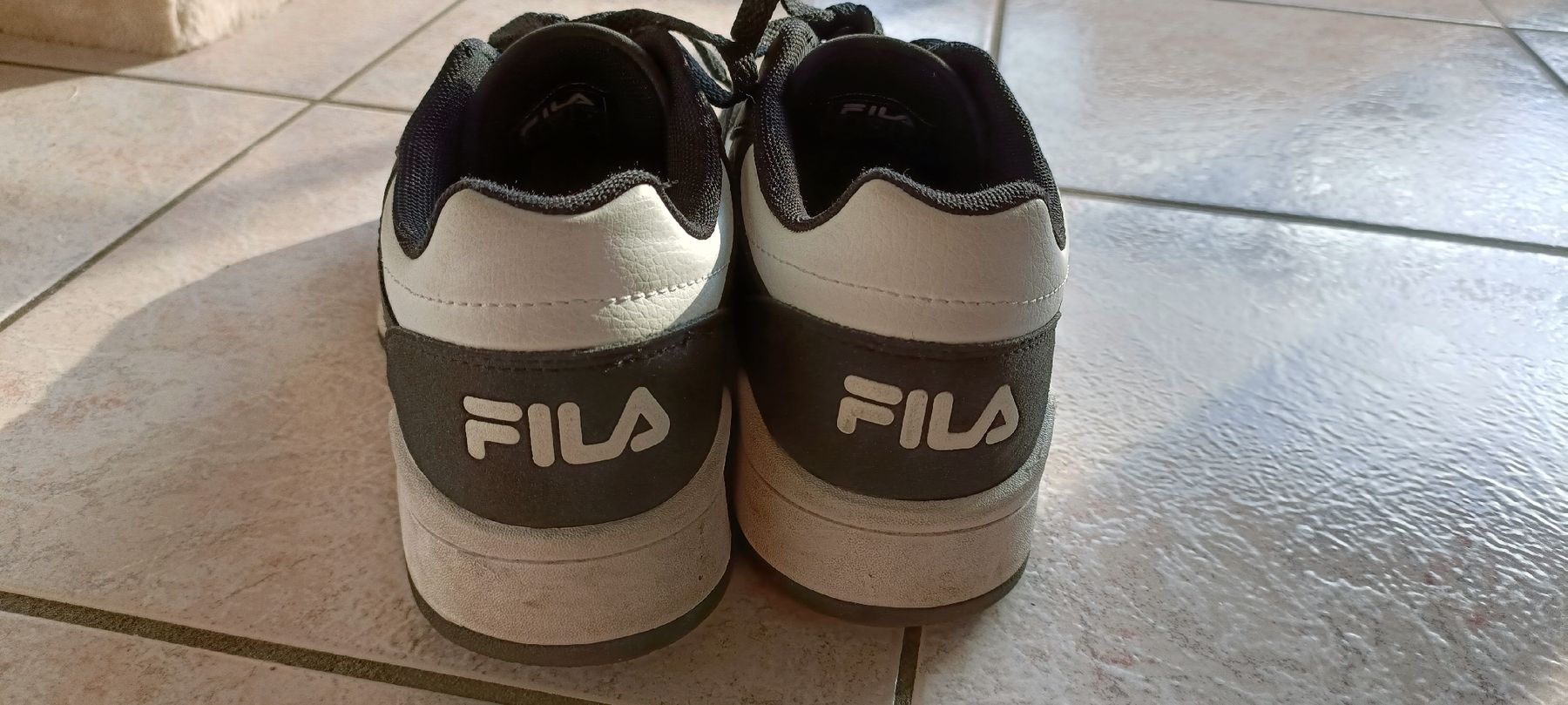 Fila Scarpe da uomo: FILA Sneaker schwarz und weiss Gr. 39 – Usato da Porza venduto da tbch 2