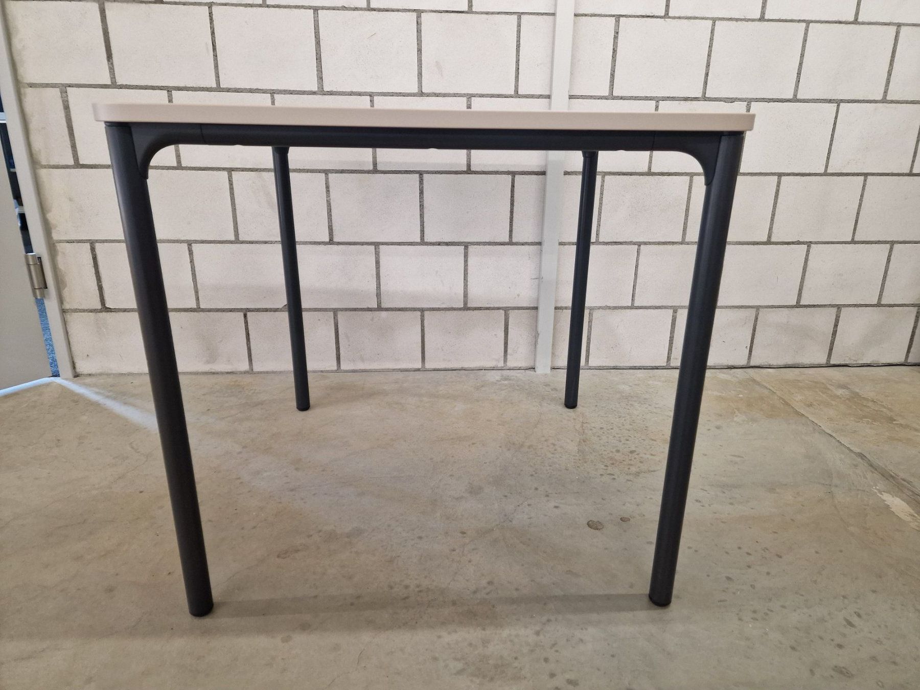 Tavoli: Moderner, quadratischer Tisch, beige Platte, schwarz Beine – Nuovo (secondo la descrizione) da Urtenen-Schönbühl venduto da brunner-ag 3