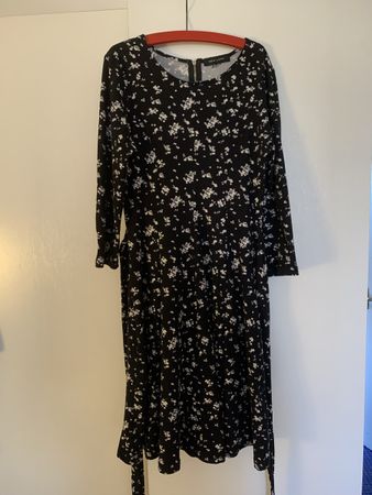 Blumenkleid schwarz weiss Gr. 38 mit Bändel zum schnüren