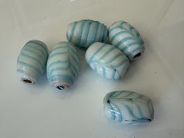 6 Glasperlen weiss mit hellblauen Streifen, neu