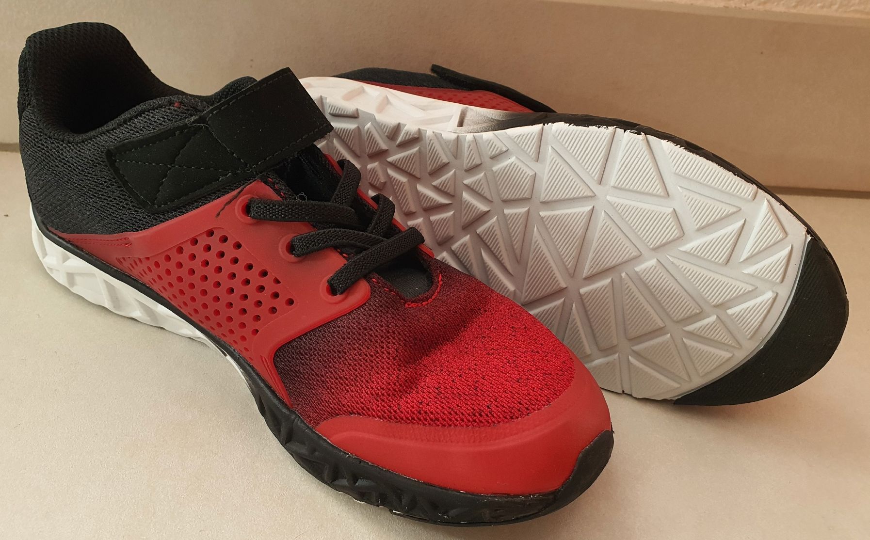 Scarpe per ragazzi: Baskets gym semelle non marquante pointure 36 – Nuovo (secondo la descrizione) da Vouvry venduto da Arwenne