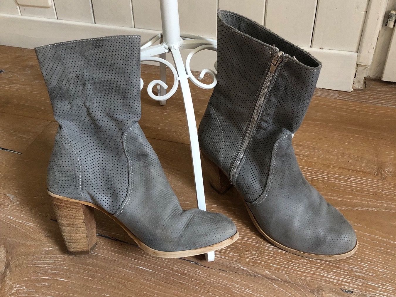 Scarpe da donna: Bottines Vera Gomma Daim gris clair 38 – Usato da Cuarnens venduto da Sandrine0110