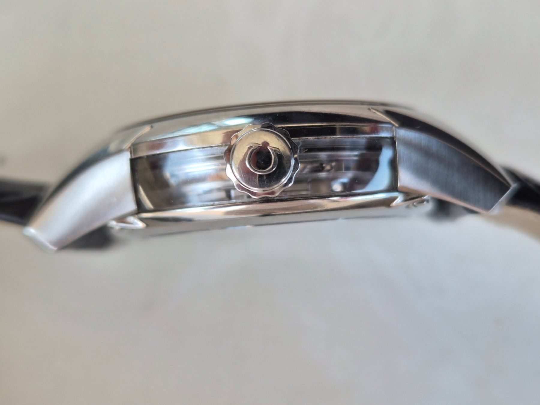 Omega Uhren: Omega De Ville Hour Vision – Gebraucht aus Chabrey von Horology 2