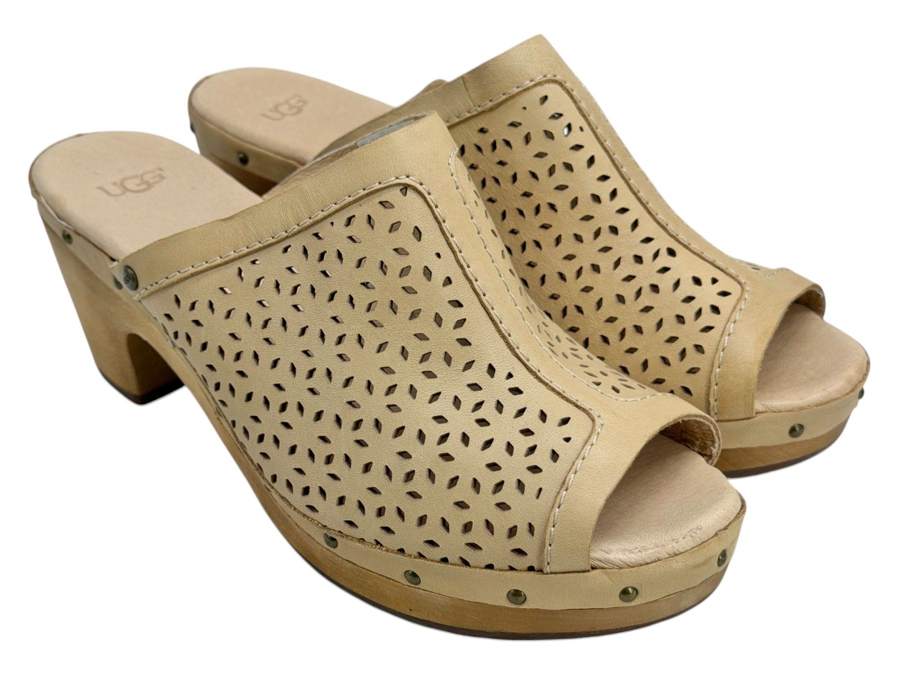 Ugg Damenschuhe: Sabots UGG beige cuir perforé. Pointure 39 – Gebraucht aus Cossonay-Ville von PatineDuTemps