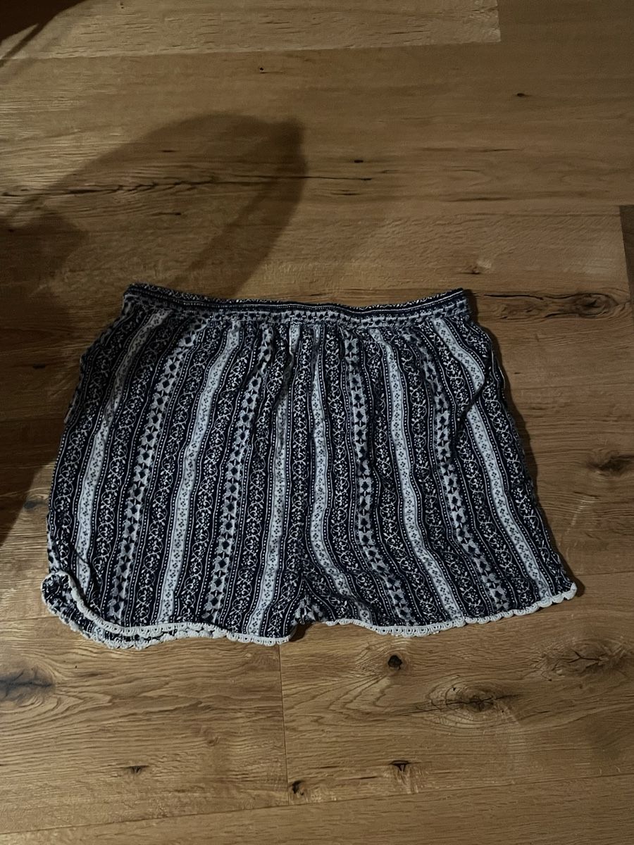Hosen: Kurze Schwarz Weisse Hose – Gebraucht aus Lenk im Simmental von banane50626 1