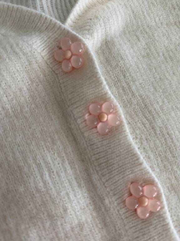 Tops: Weisses Strickoberteil mit Blumendetails  – D'occasion à Vaduz par nad_j6wm 2