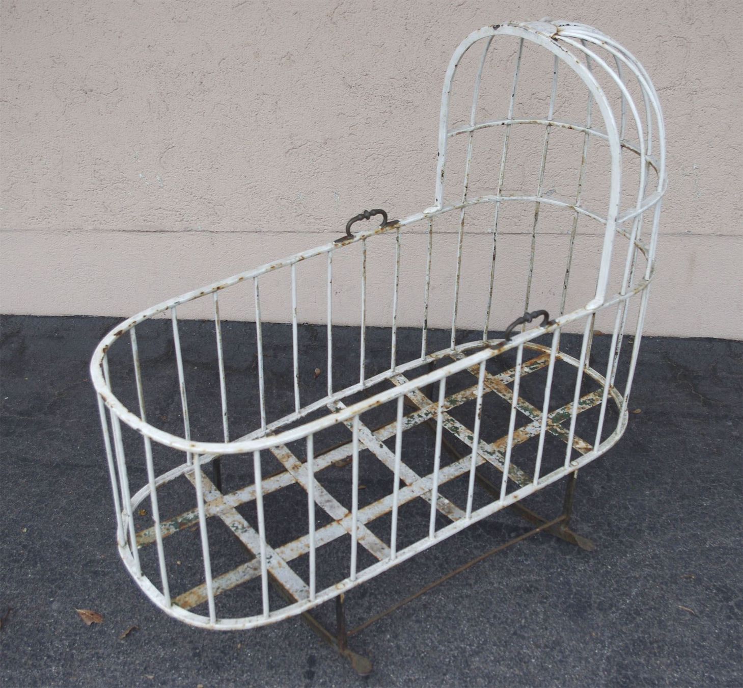 Skulpturen & Statuen: grosse antike Shabby Chic Eisenwiege – Gebraucht aus Meggen von Trouvaillen 7