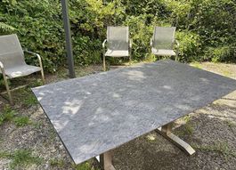 Schöner ausziehbarer Granittisch mit 6 Schwingerstühlen