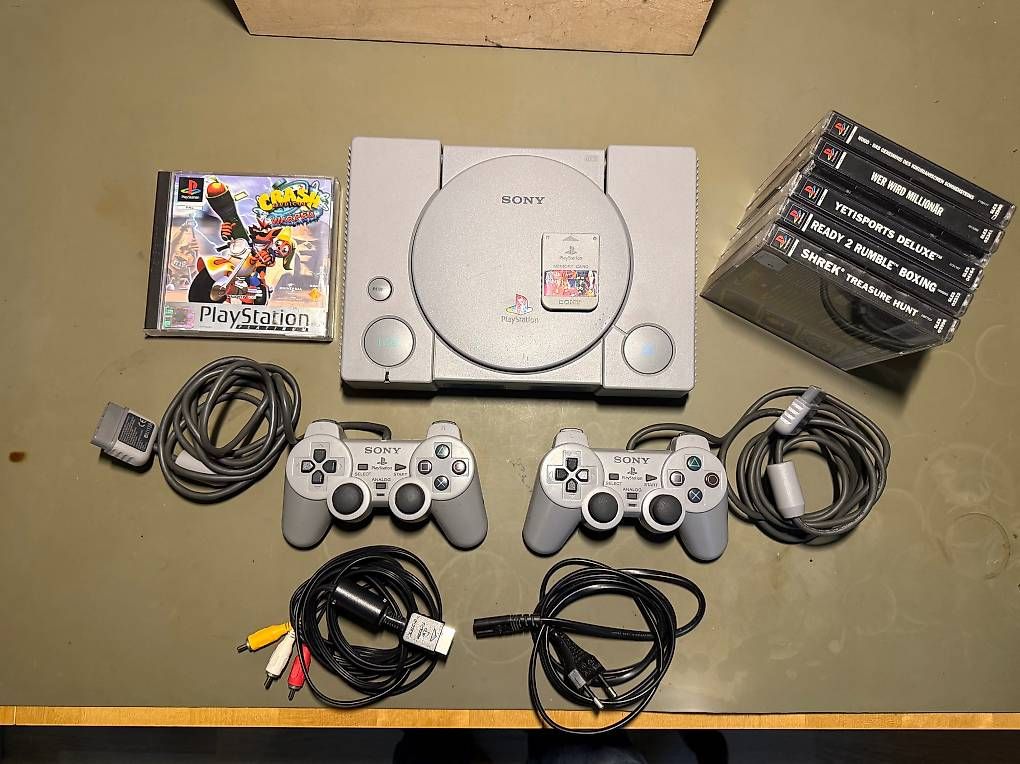 Console: Sony PS1 / PlayStation 1 Bundle + 2 Controller + Spiele – Usato da Frauenfeld venduto da Joshino