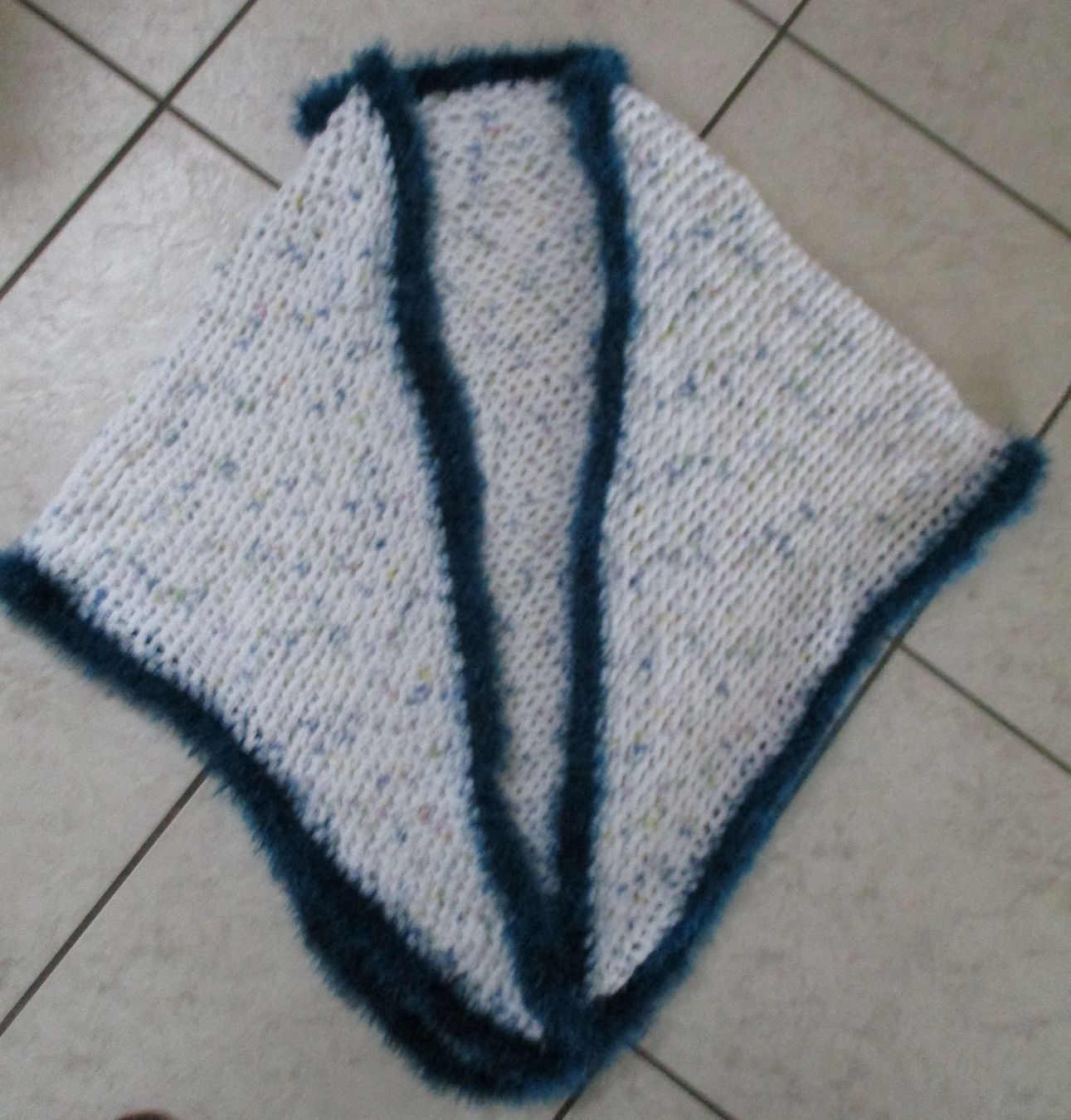 Foulard & Sciarpe: Schöner Umhang / Poncho / Handarbeit – Nuovo (secondo la descrizione) da Flumenthal venduto da novbra 1