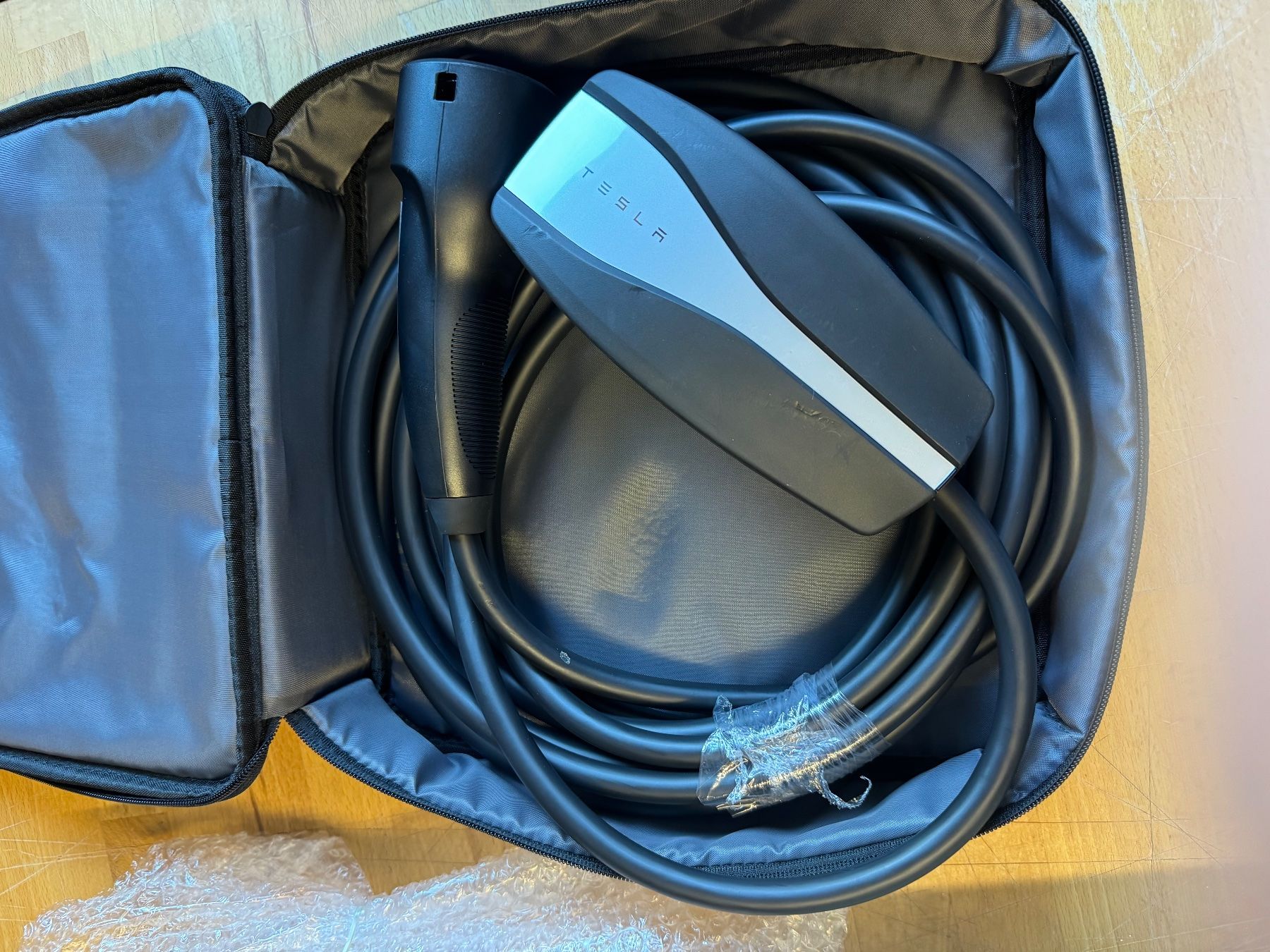Tesla Batterie-Ladegeräte: Tesla Mobile Connector UMC 2 – Neu und originalverpackt aus Bleienbach von Apollo2000