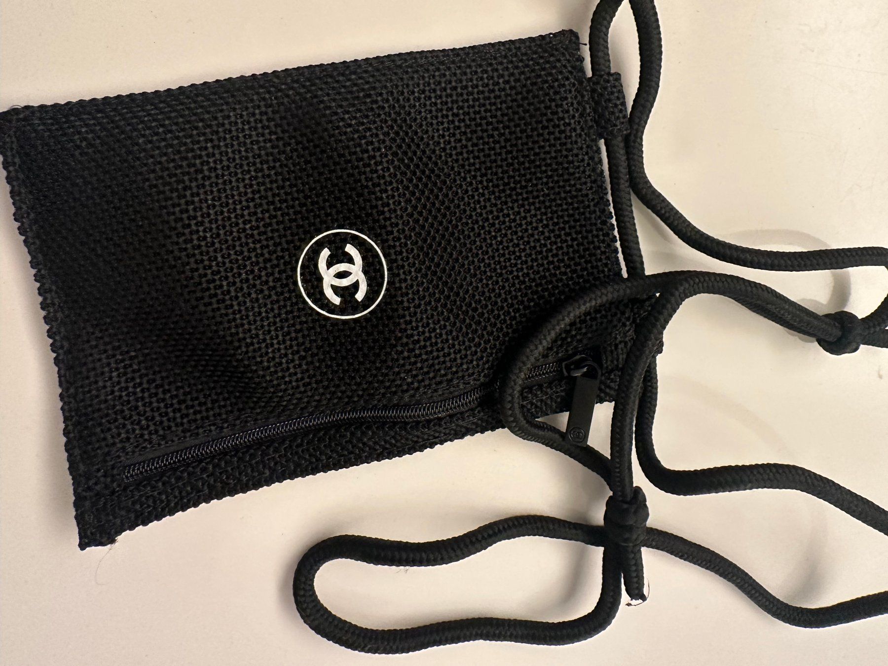 Chanel Borse: Chanel Beauté VIP  Passport Tasche – Nuovo e nell'imballaggio originale da Steinmaur venduto da regenbogen052
