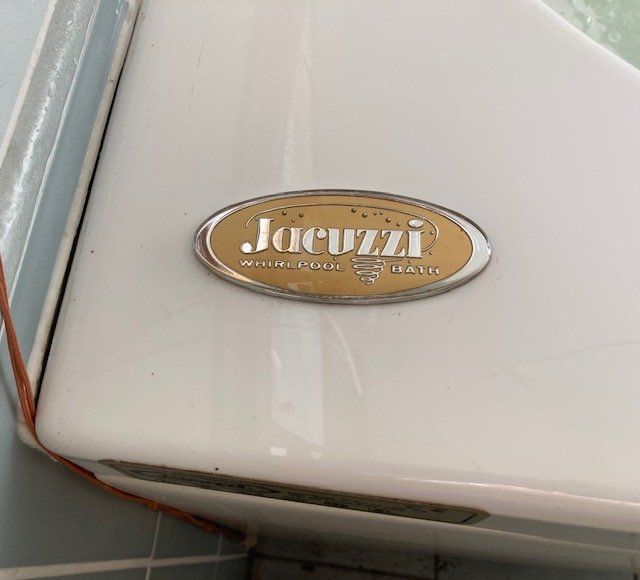 Jacuzzi Whirlpool: Eckbadewanne JACUZZI Whirlpool im TESSIN – Usato da Cham venduto da I7I7 1