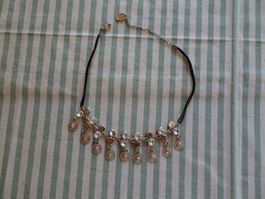 NEUE Kette mit silberfarbener Verzierung - 260428