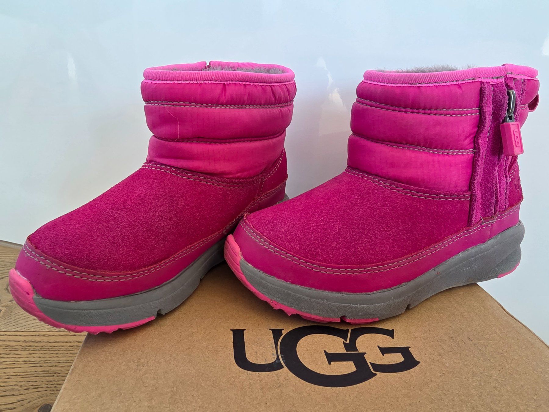Ugg Chaussures filles: UGG Kinderstiefel pink Grösse 26 – D'occasion à Bülach par tet_nq2w