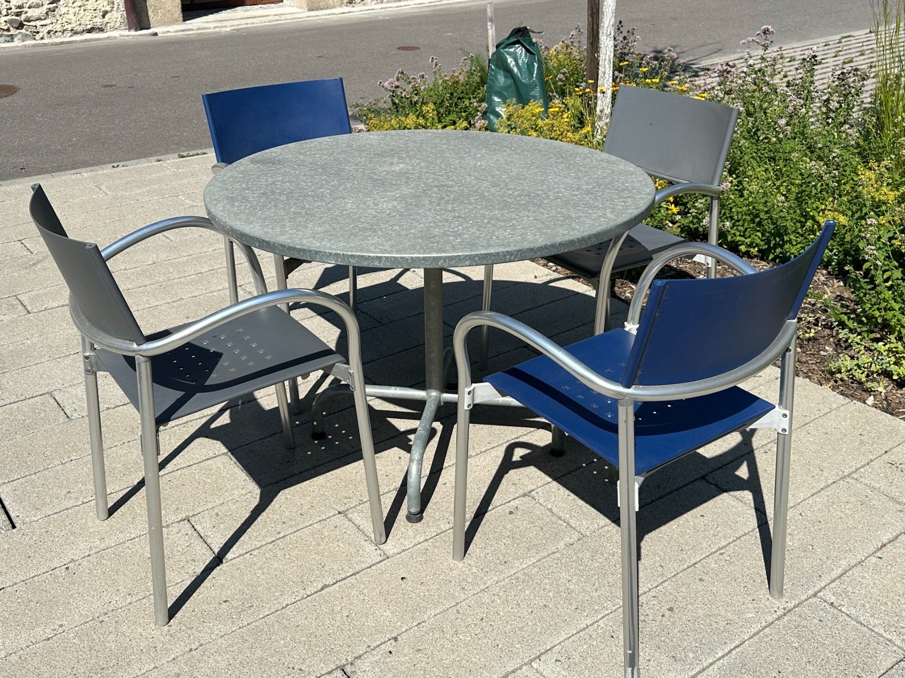 Stühle: 4 Gartenstühle Breeze mit Metalltisch – Gebraucht aus Wettingen von fun4bike_now