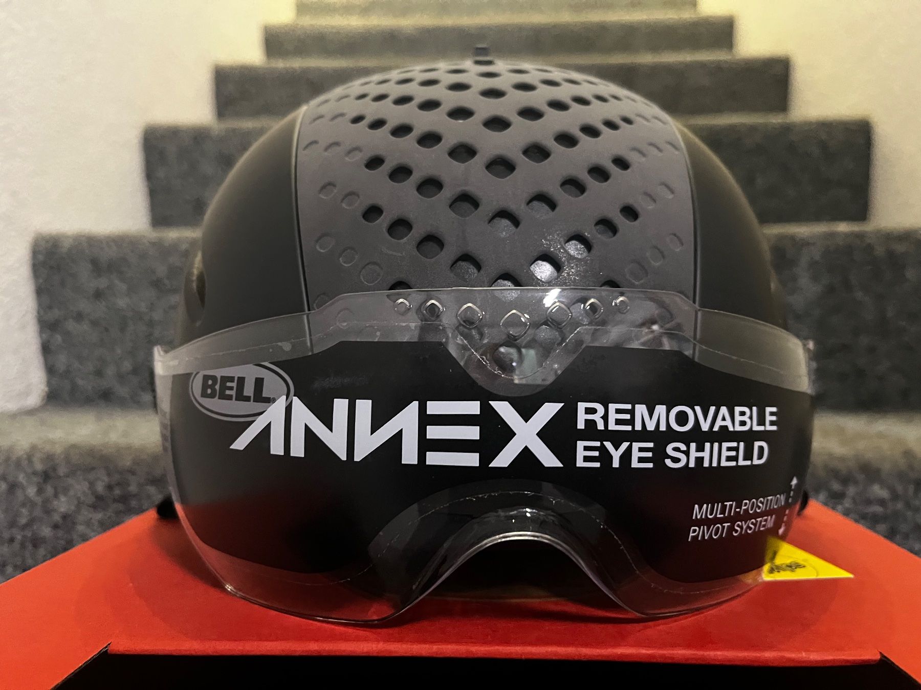 Bell Caschi: Neuer Velo Helm – Nuovo e nell'imballaggio originale da Mühlethurnen venduto da Kolly225