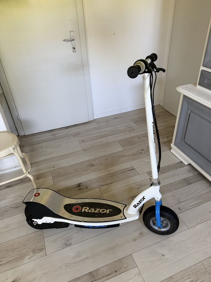 Scooter: Razor E300 E-Scooter weiss/blau mit Ladegerät – Usato da Stein am Rhein venduto da bep2