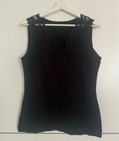 TOP mit Spitzen Details. Gr. 40/42
