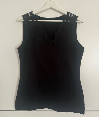 TOP mit Spitzen Details. Gr. 40/42
