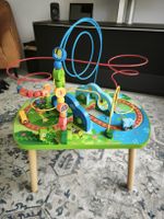 Holztisch mit Motorikschleife und Spielzeug guter Zustand
