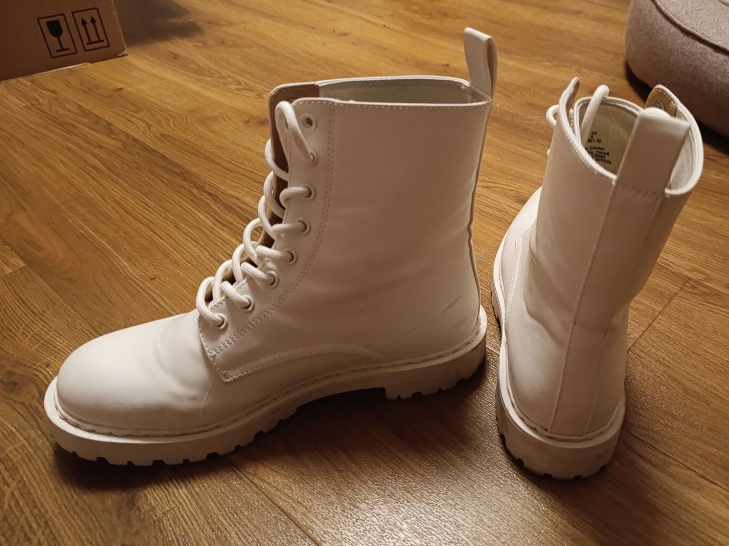 H&M Damenschuhe: Damenstiefel H&M, weiss, Grösse 40 – Gebraucht aus Silvaplana von Suomi3101 1