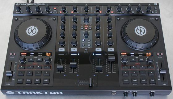 Native Instruments Platines de mixage: NATIVE INSTRUMENTS TRAKTOR S4 CONTROL – D'occasion à Hohentannen par findesiecle