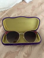 Sonnenbrille Gucci, goldfarbig mit dunkelrotem Rand, neu