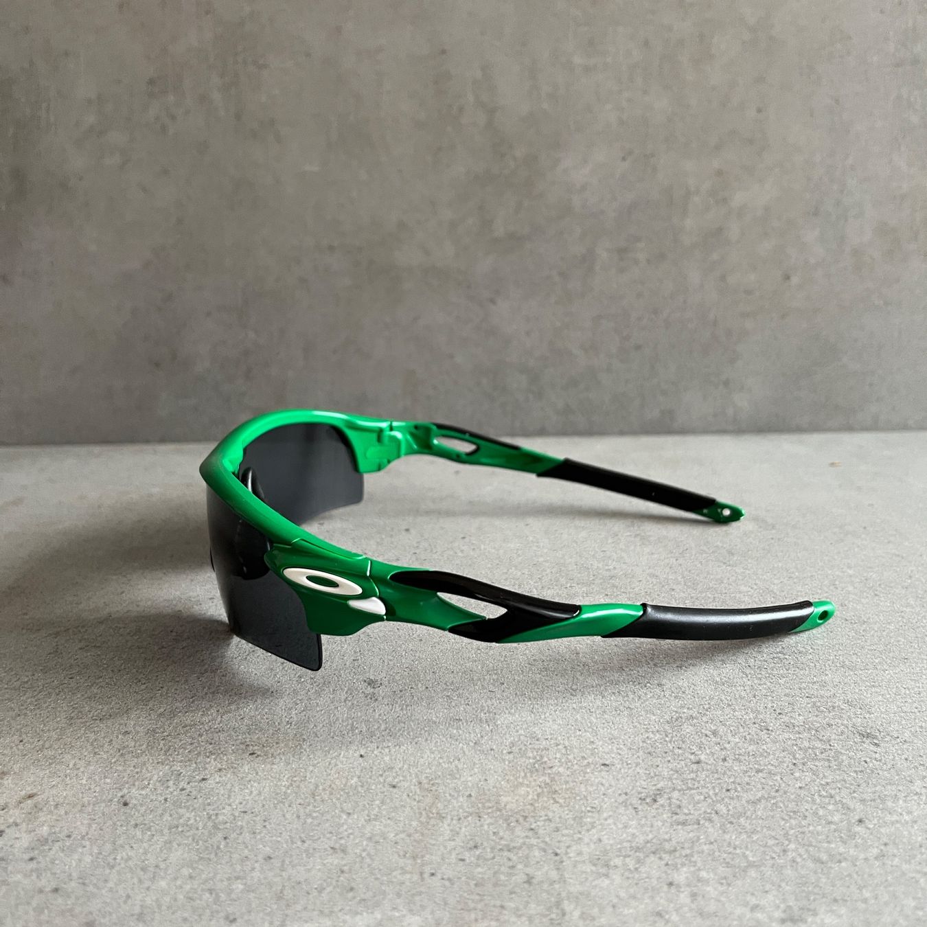 Oakley Occhiali & Lenti: 2000s Oakley Radarlock Vintage Sunglasses – Usato da Bern venduto da shoprestoredvintage 1