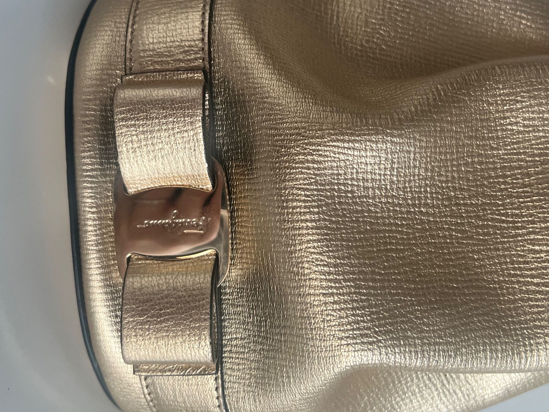 Taschen für Damen: Ferragano Gold Tasche – Neu (gemäss Beschreibung) aus Biel/Bienne von RO19 1