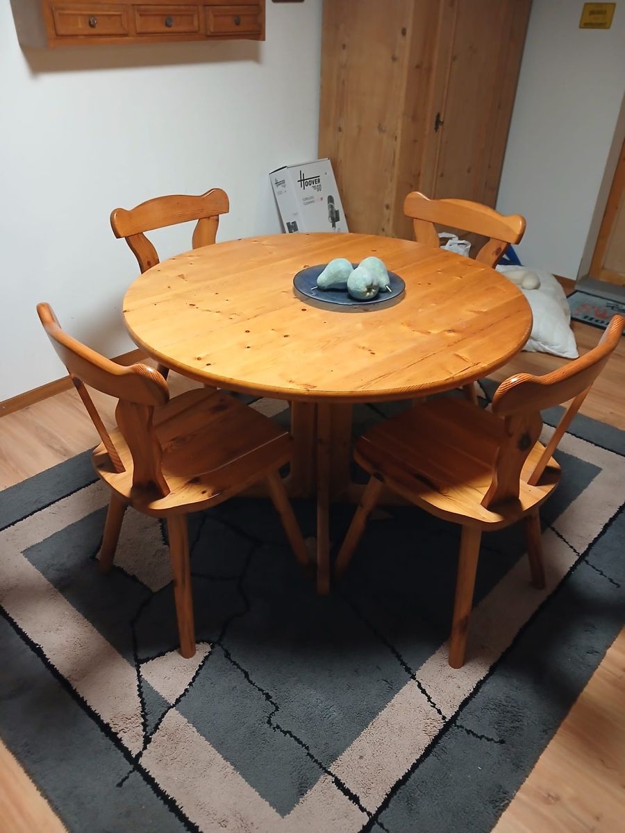Tischset: Holztisch mit Stühlen – Gebraucht aus Mörschwil von Seegurke18