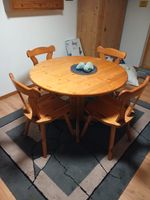 Holztisch mit Stühlen