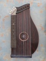Zither aus Langenthal mitsamt dazugehörigen Büchern