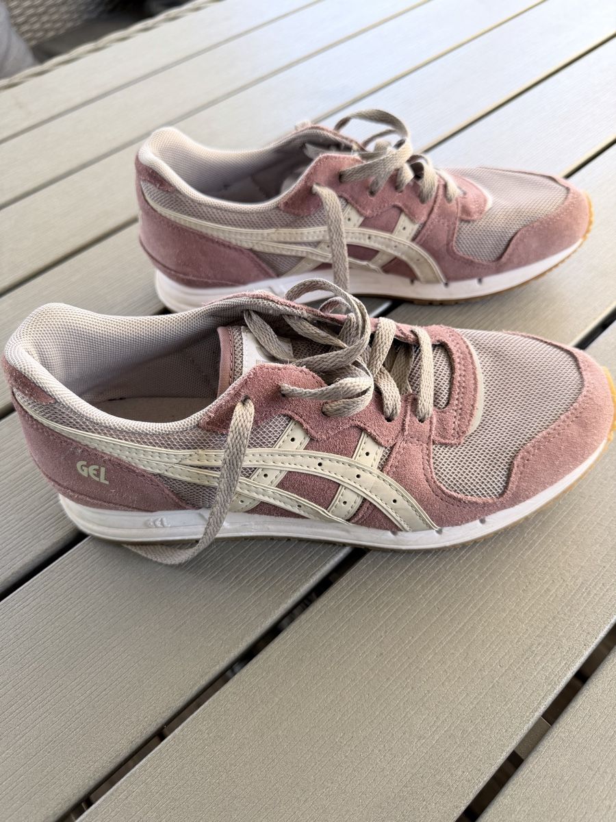 Asics Chaussures femmes: ASICS Sneaker, neuwertig, Grösse 39,5 – D'occasion à Embrach par Sunrise_72