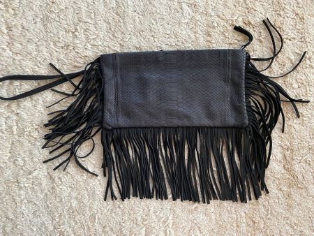 Handtasche schwarz flach mit Fransen aus Leder Topzustand