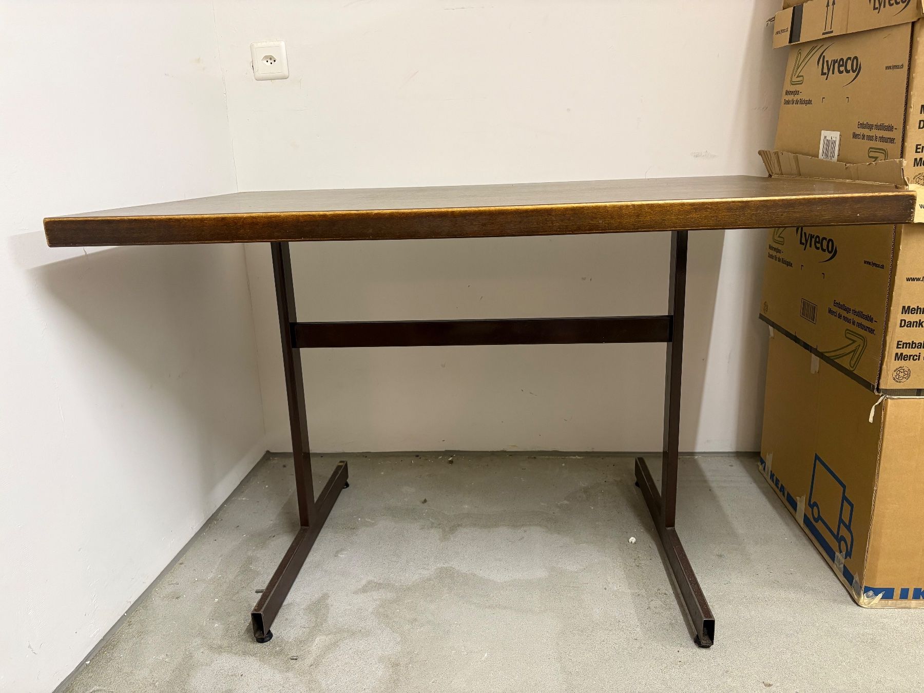 Tische: Tisch Holz braun mit Metallgestell Gebraucht – Gebraucht aus Oberrohrdorf von rododay 1