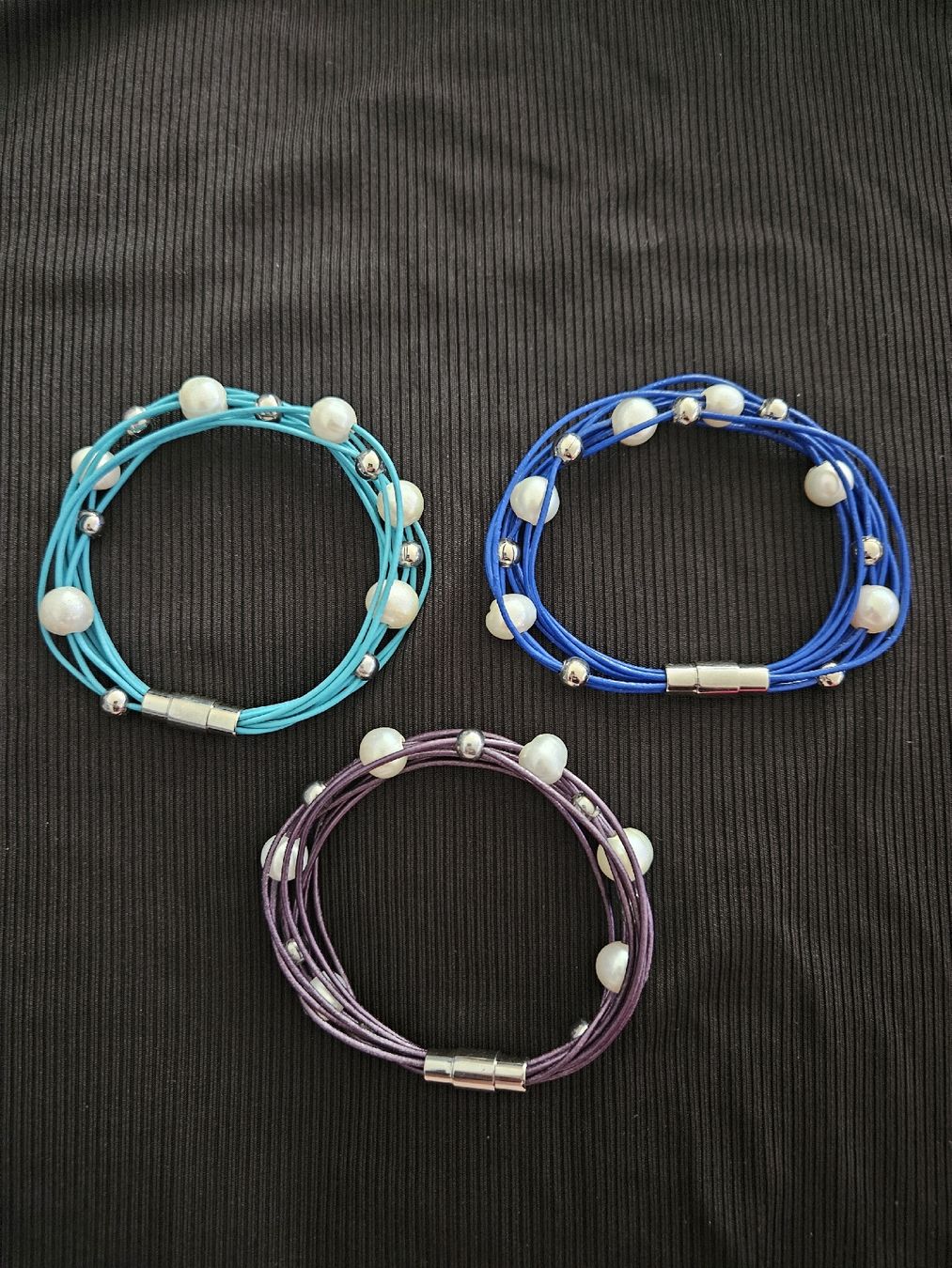 Bracelets: 3 Armbänder Lederoptik mit Perlen und Magnetverschluss – D'occasion à Bern par Sabulise