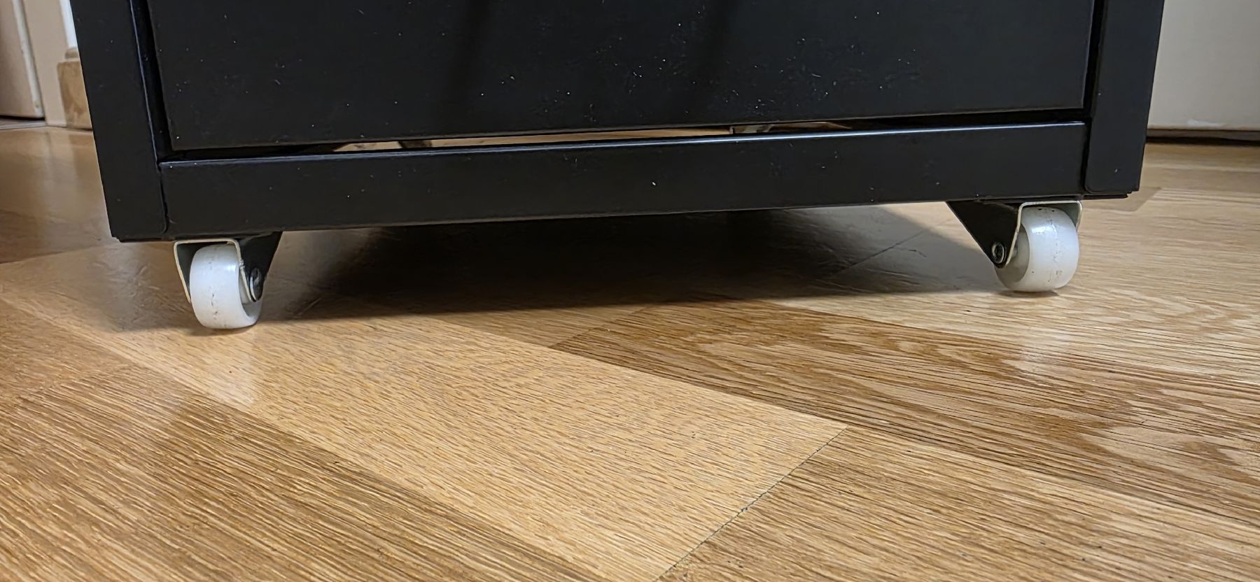 Commodes: Schwarzes Schubladenmöbel aus Metall – D'occasion à Kaufdorf par Nati-Nati 3