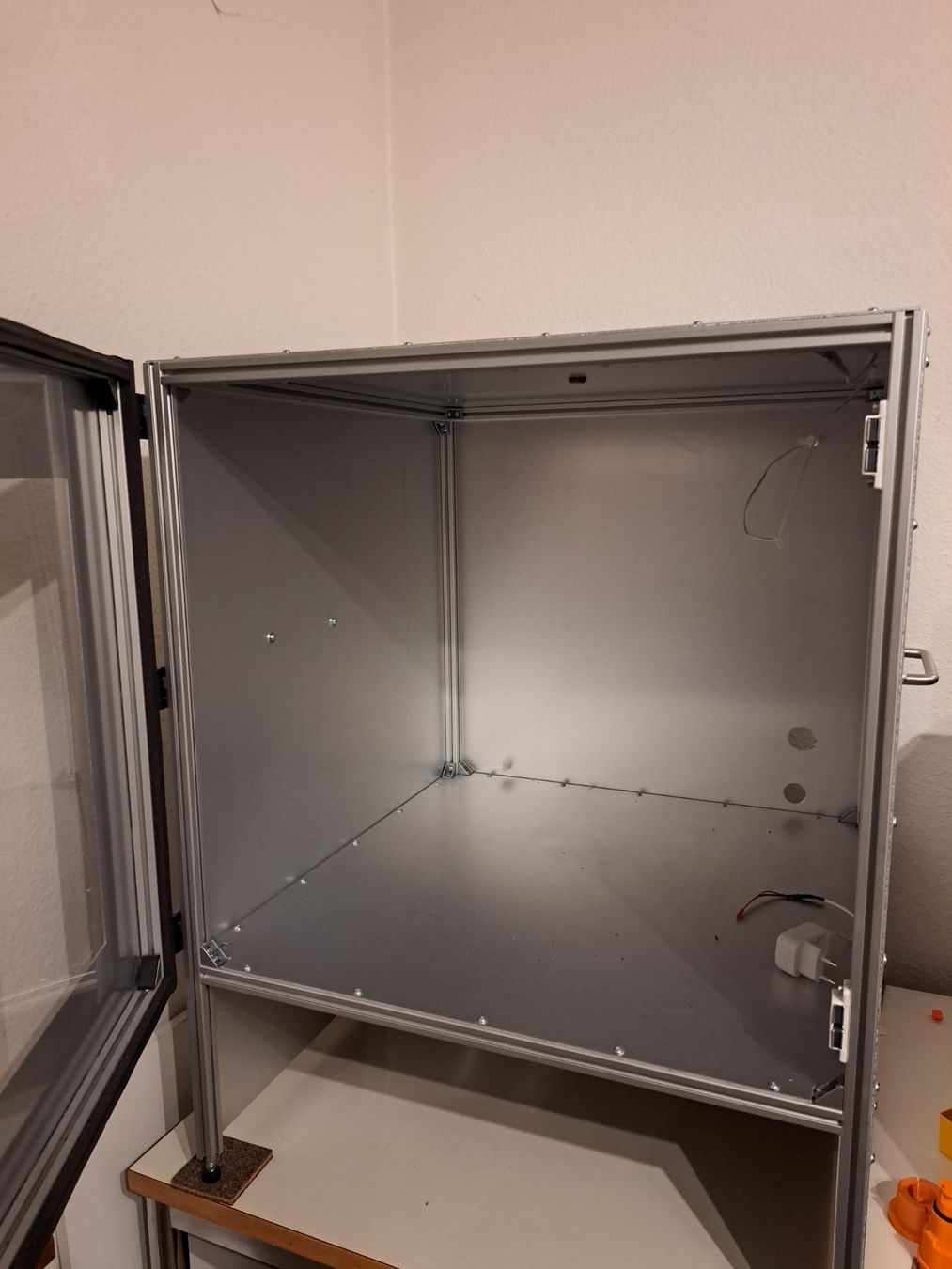 Cassettiere: Caisson alu avec porte vitrée et avec éclairage – Usato da Biel/Bienne venduto da hug94 1