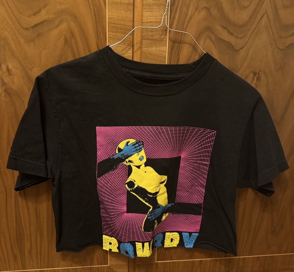T-shirt: Bowery Black Cropped Graphic T-Shirt – Usato da Zürich venduto da sar_bv7l