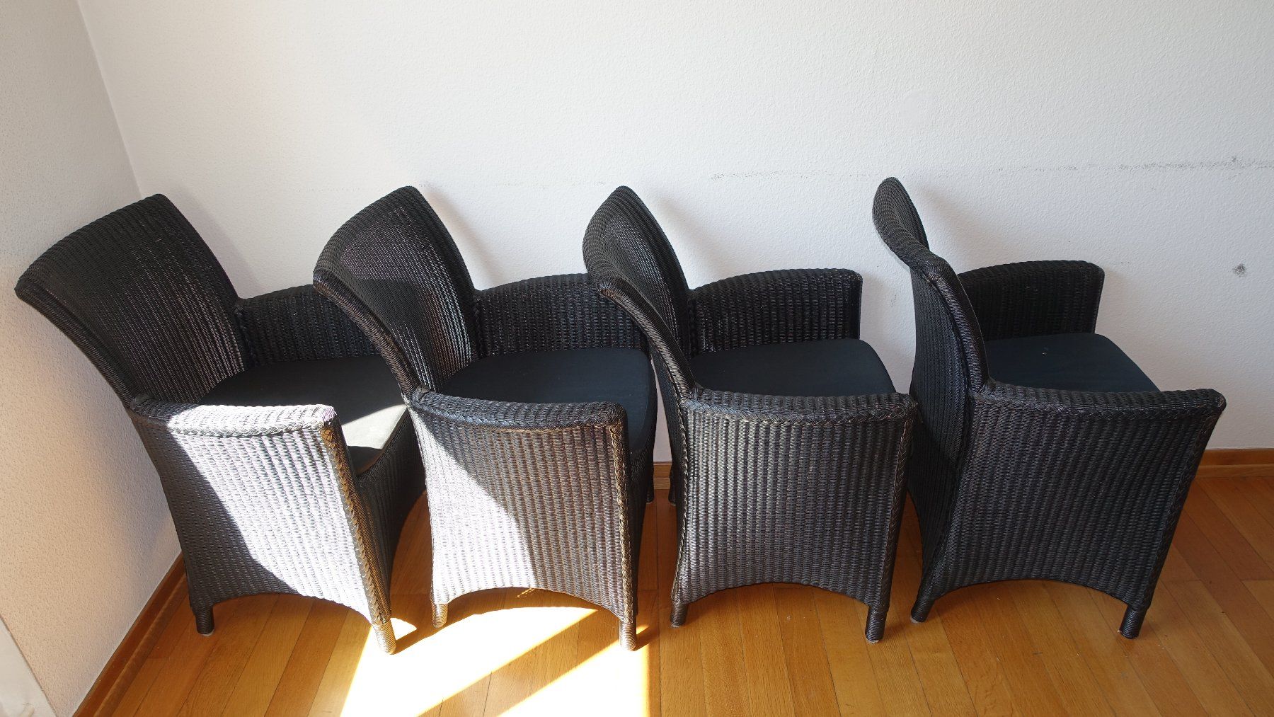 Poltrone: Cane-Line Hampsted Sessel 4er-Set, dunkel – Usato da Basel venduto da loveit 1