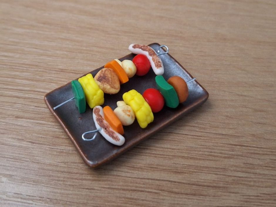 Case e mobili per bambole: Handmade Spiessli auf Keramik Teller – Nuovo (secondo la descrizione) da Zürich venduto da HandmadeTinyFood 2