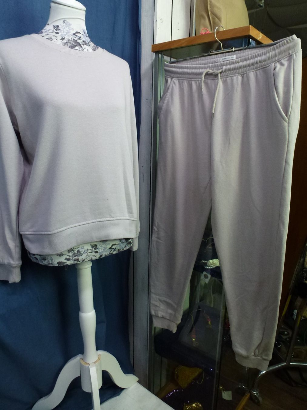 Lotti di vestiti: JOGGING ANZUG HELLES GRAU 38 40 NEUWERTIG HOSE PULLI – Nuovo (secondo la descrizione) da Kreuzlingen venduto da ang_7k8d