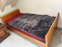Einzelbett Holzrahmen braun mit Lattenrost guter Zustand